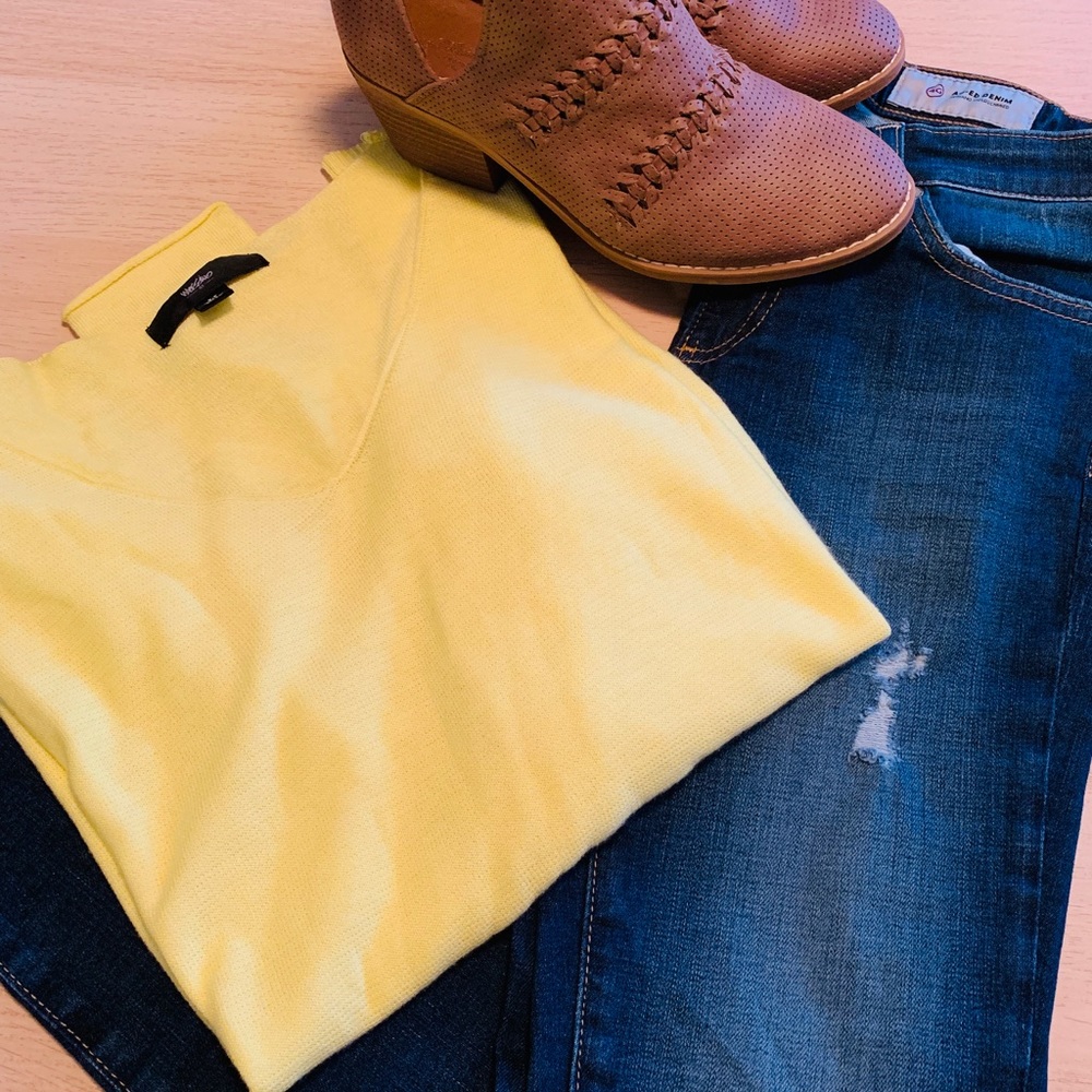 NWOT. Bright yellow Mossimo sweater. Small